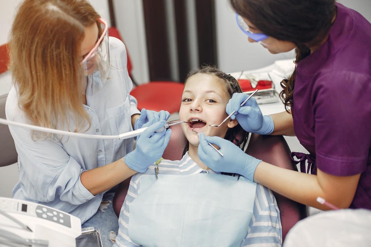 beautiful-little-girl-sitting-dentist-s-office (1)