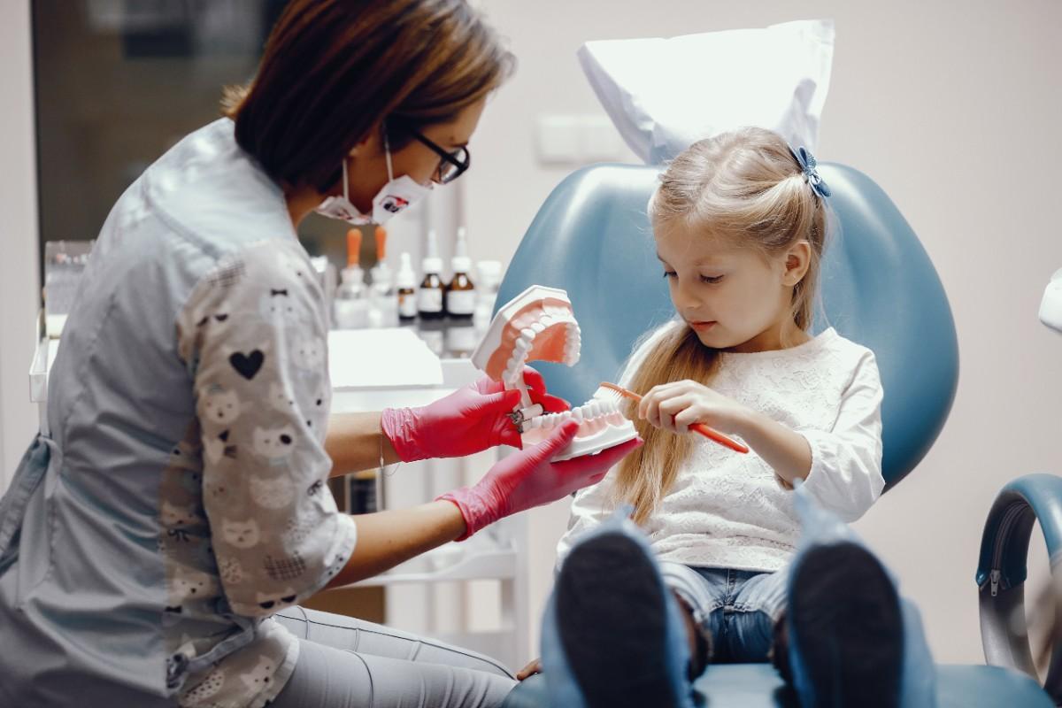 cute-little-girl-sitting-dentist-s-office (1)