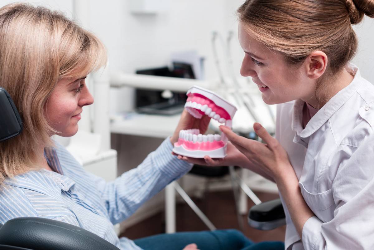 portrait-dentist-her-patient (1)